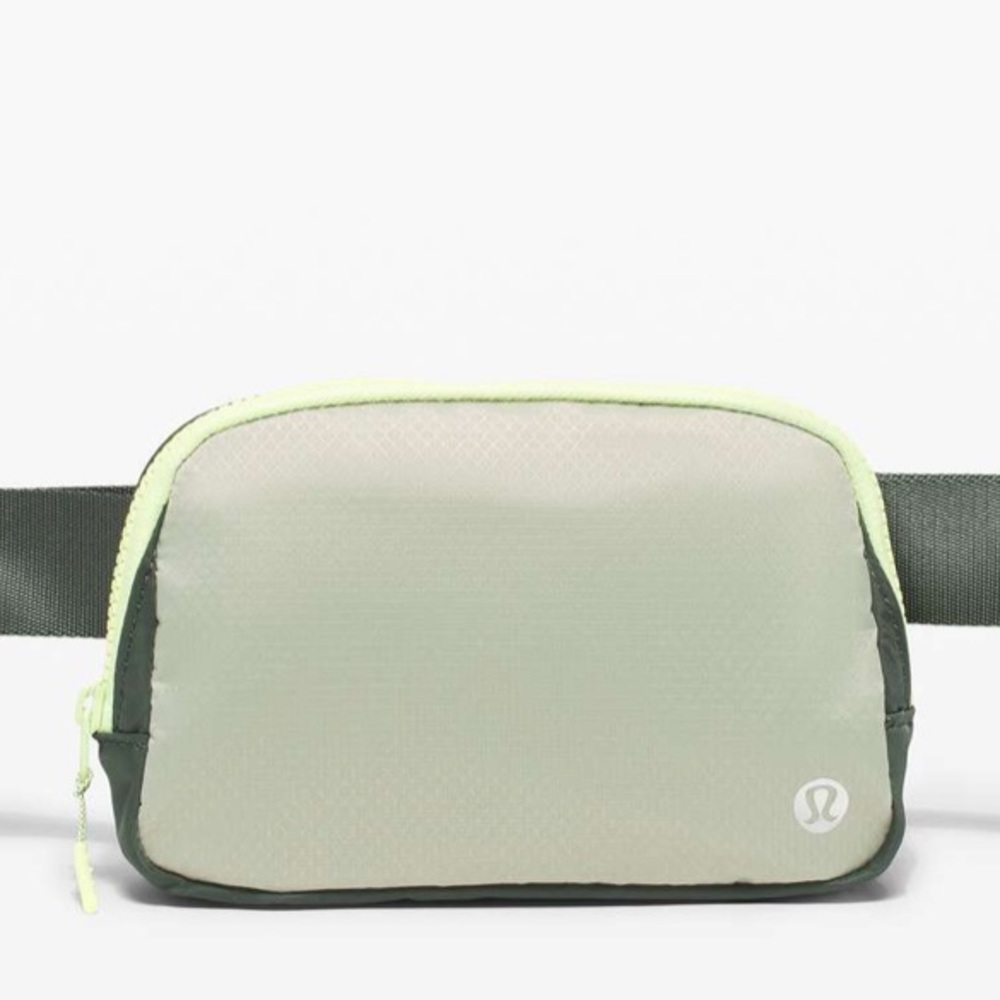 Lululemon Everywhere Belt bag. Smoked Spruce/Green Fern